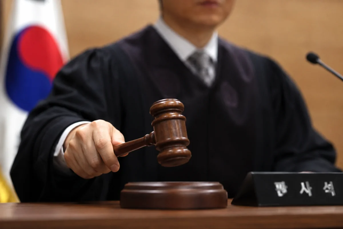 인천 준강제추행 집행유예 사례|법정에서 의사봉을 든 판사와 판사석 명패