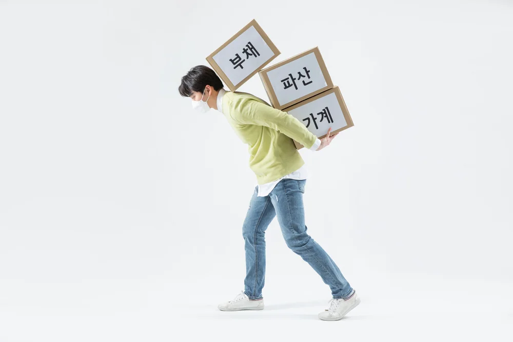 인천 경찰조사 동행 비용|부채와 파산의 짐을 지고 힘들어하는 남성